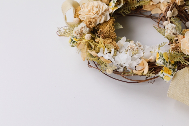 手軽に楽しむ　100均素材を使ったフラワーリース作りにチャレンジ
