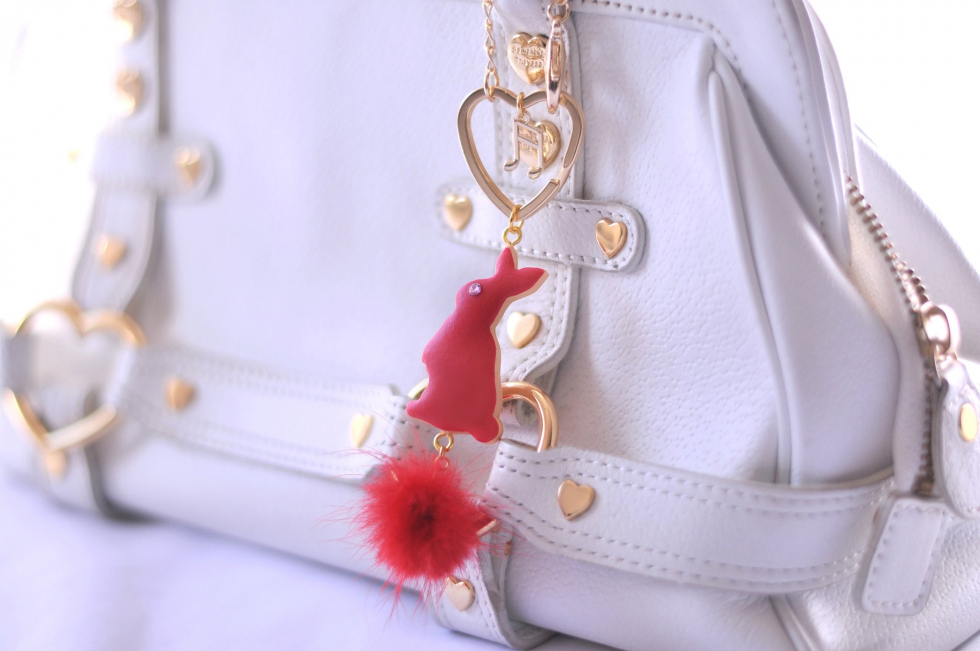 いま大人が惹かれる　バッグチャームとキーホルダーの魅力